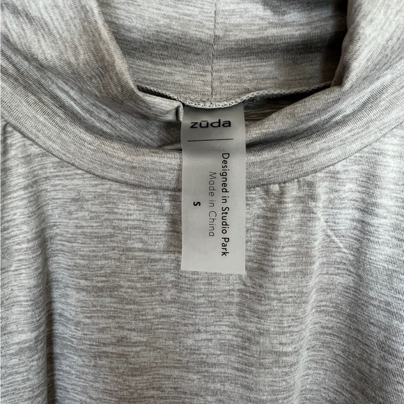 NWOT Zuda Light Grey Mock Neck Long Sleeve Active Top with Cinched Sleeves - Picture 5 of 6